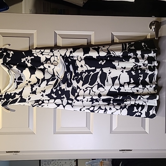 Ralph Lauren Dresses & Skirts - Like new ralph Lauren black and white floral stretchy dress